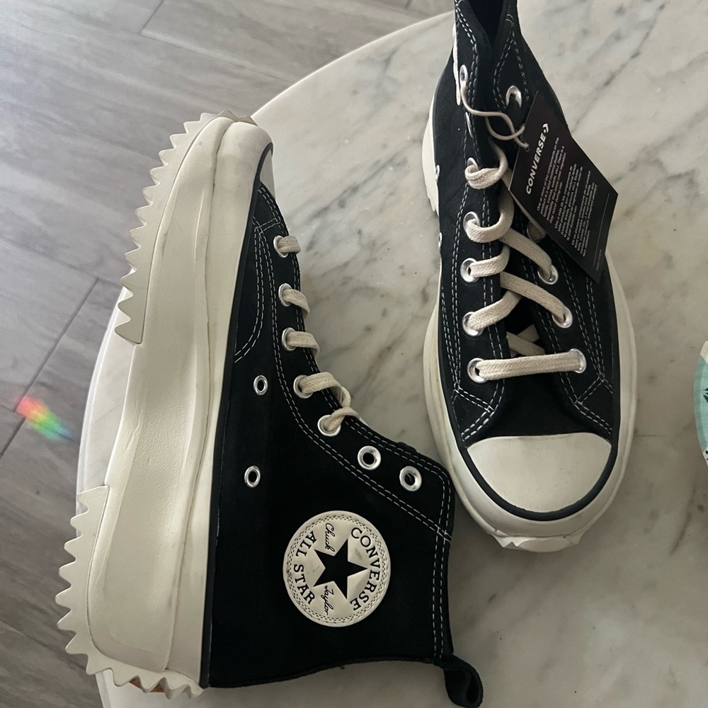 Converse women’s platform tennis shoes, never worn✨